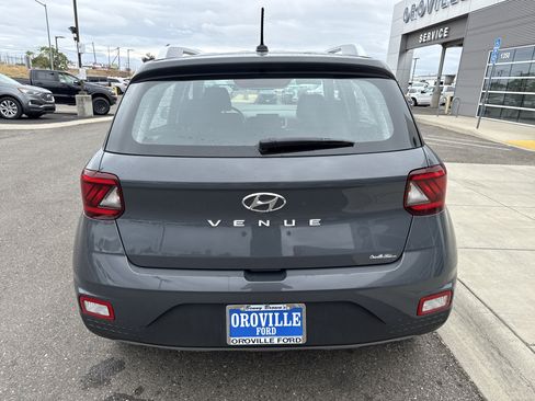 Used 2025 Hyundai Venue SEL FWD image 4