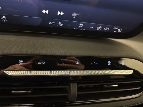 Used 2025 Buick Enclave Preferred image 24