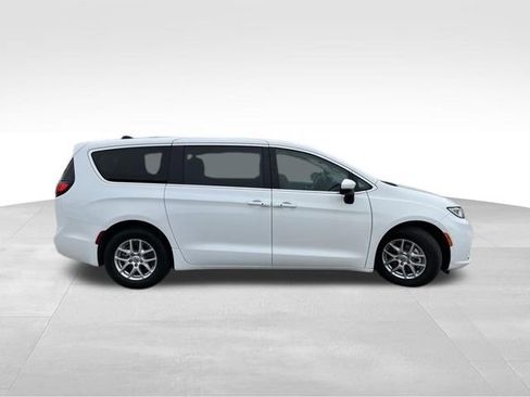 Used 2023 Chrysler Pacifica Touring-L FWD image 8