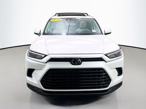 Used 2024 Toyota Grand Highlander XLE image 2