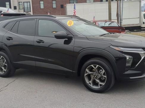 Used 2025 Chevrolet Trax LT w/ Driver Confidence Package image 2