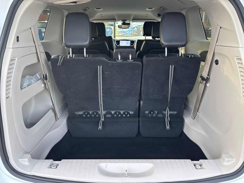 Used 2024 Chrysler Pacifica Touring-L image 45