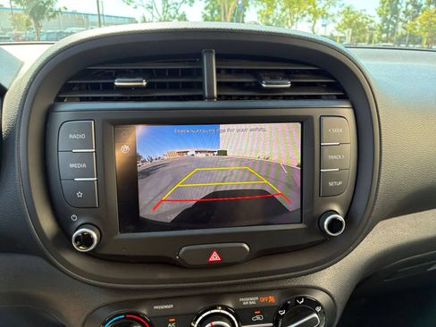 Used 2025 Kia Soul LX w/ LX Technology Package FWD image 22