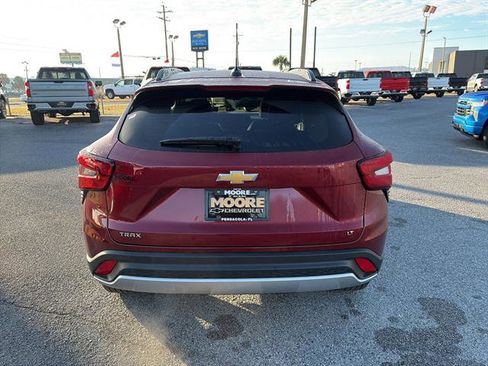 Used 2025 Chevrolet Trax LT w/ LT Convenience Package image 6