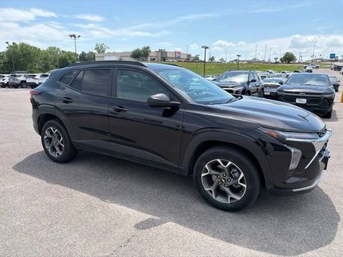 Used 2025 Chevrolet Trax LT FWD image 10