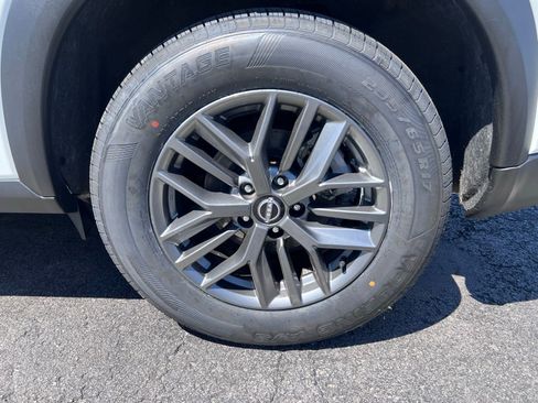 Used 2024 Nissan Rogue S FWD image 19