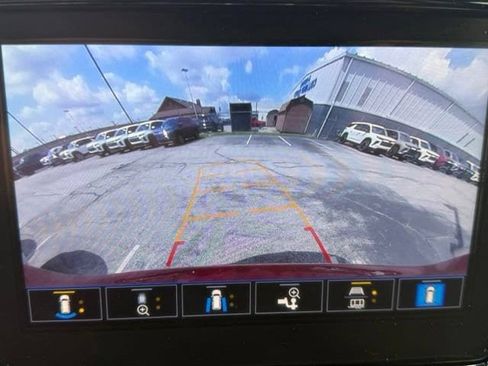 Used 2023 Chevrolet Traverse LT FWD image 2