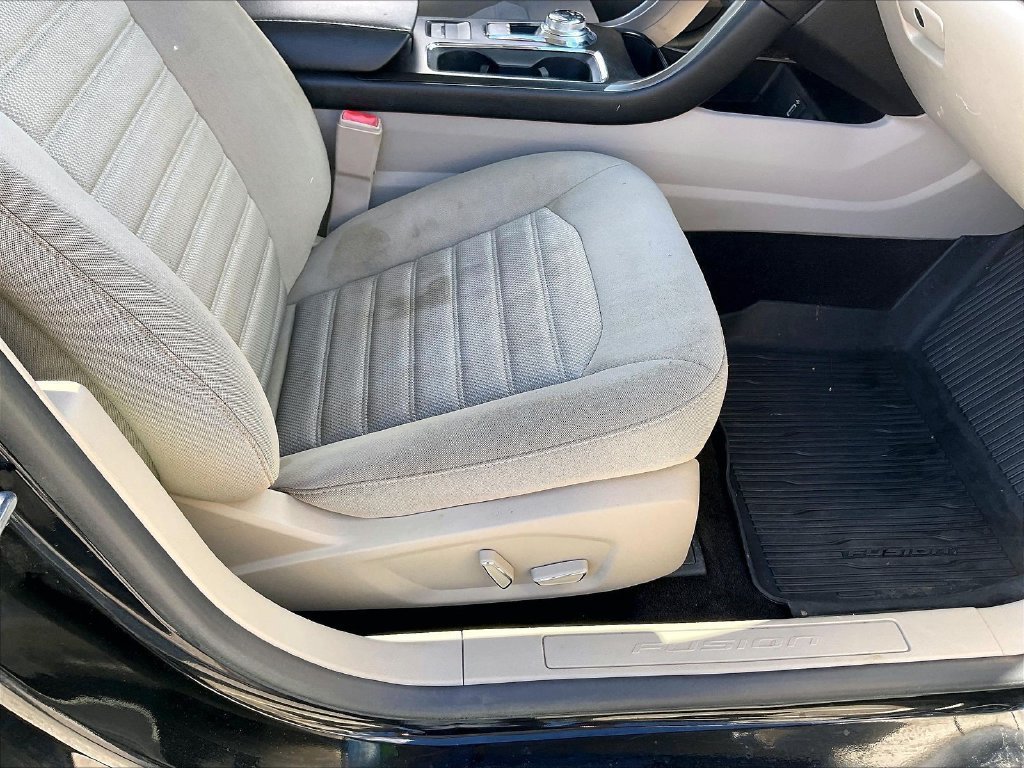 Used 2018 Ford Fusion SE w/ Fusion SE Technology Package FWD image 34