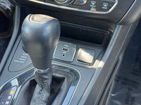 Used 2019 Jeep Cherokee Limited image 14