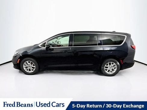 Used 2023 Chrysler Pacifica Touring-L FWD image 5