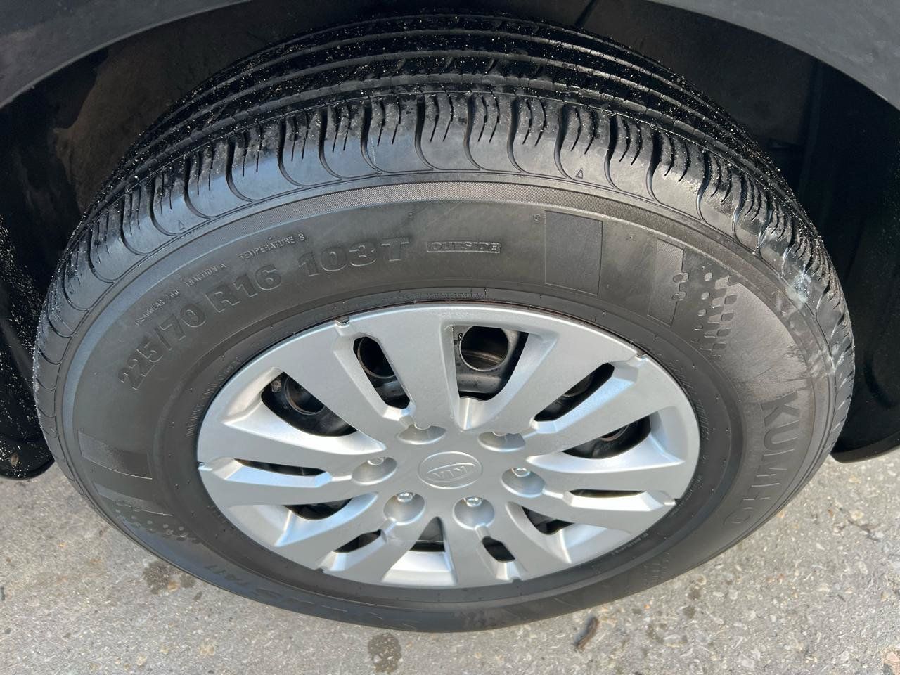 Used 2012 Kia Sedona LX FWD image 4