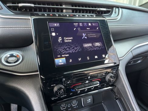 Used 2024 Jeep Grand Cherokee L Laredo image 29