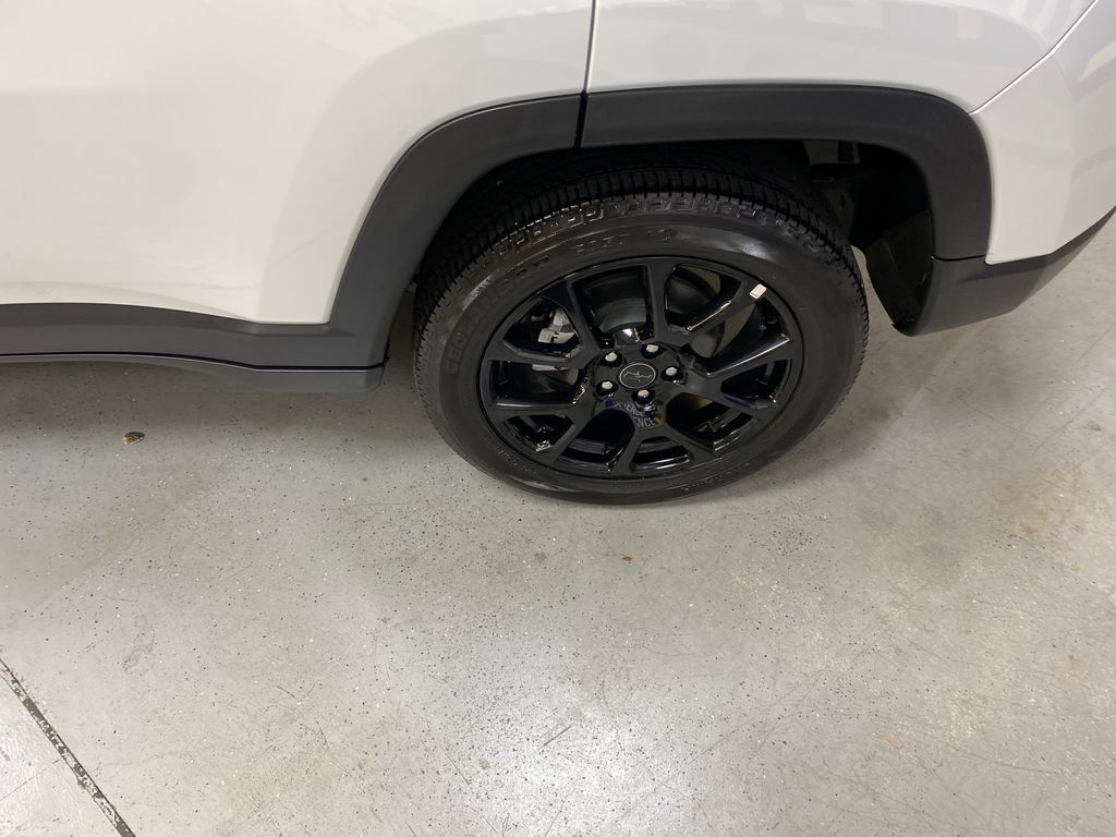 Used 2026 Jeep Compass Latitude AWD/4WD image 12
