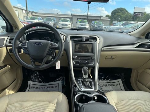 Used 2016 Ford Fusion SE FWD image 9