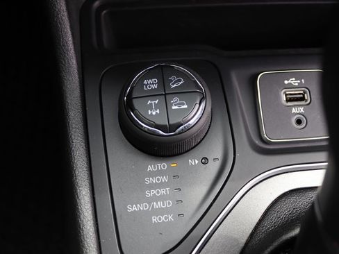Used 2021 Jeep Cherokee Trailhawk AWD/4WD image 16