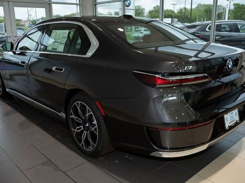 Used 2025 BMW i7 eDrive50 w/ Premium Package RWD image 4