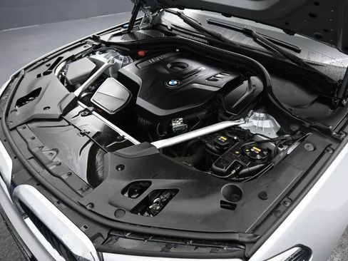 Used 2018 BMW 530i xDrive AWD/4WD image 44