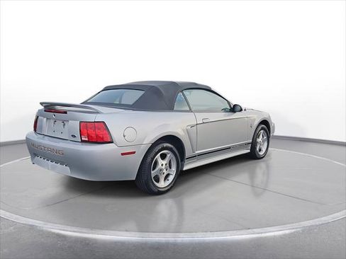Used 2001 Ford Mustang 2dr Convertible Deluxe image 8