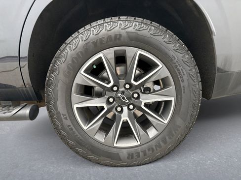 Used 2024 Chevrolet Tahoe Z71 w/ Luxury Package AWD/4WD image 9
