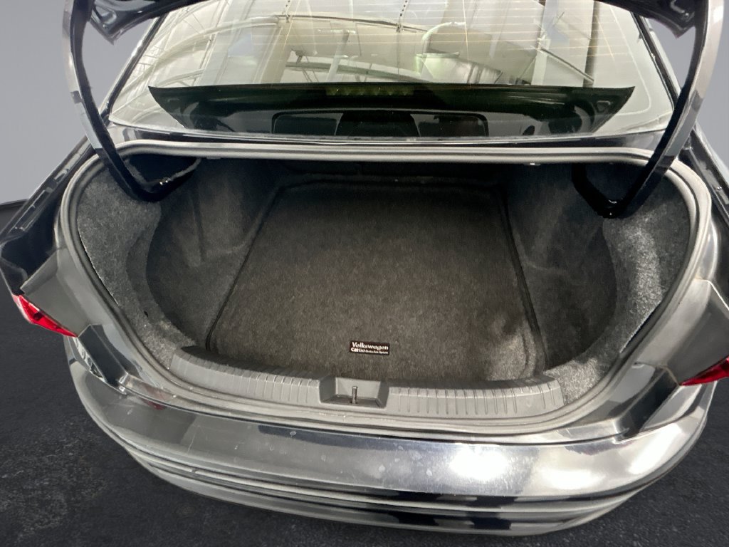 Used 2022 Volkswagen Jetta SE FWD image 2