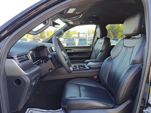 Used 2024 Jeep Wagoneer L Series III w/ Flexible Seating Group image 10