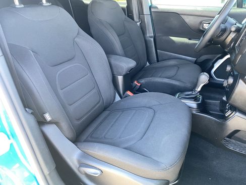 Used 2021 Jeep Renegade Latitude FWD image 10