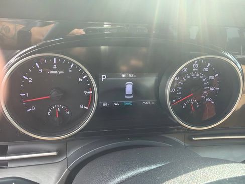 Used 2022 Kia Carnival EX FWD image 2