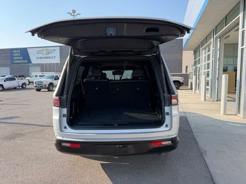 Used 2025 Jeep Wagoneer L Series II AWD/4WD image 5