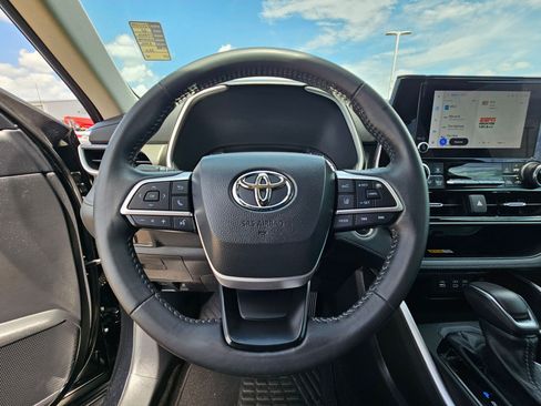 Used 2023 Toyota Highlander XLE FWD image 17