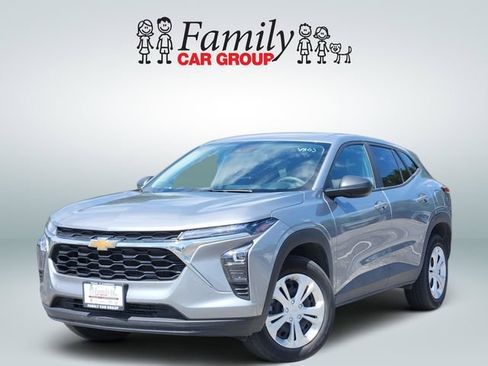 Used 2025 Chevrolet Trax LS FWD image 1