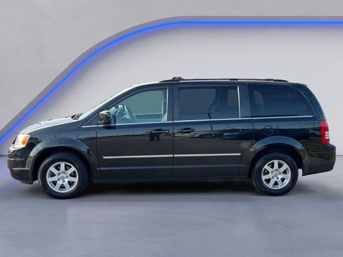 Used 2010 Chrysler Town & Country Touring w/ Entertainment Group #2 FWD image 7