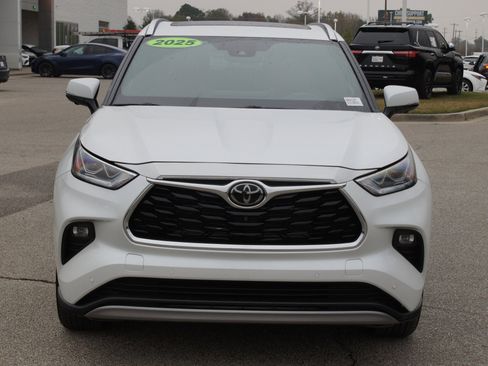 Used 2025 Toyota Highlander Platinum image 26