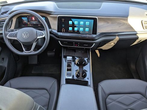 Used 2025 Volkswagen Atlas SE image 32