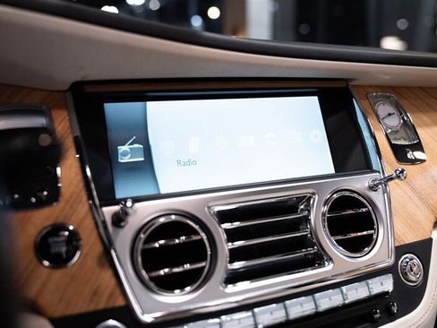 Used 2016 Rolls-Royce Dawn RWD image 24