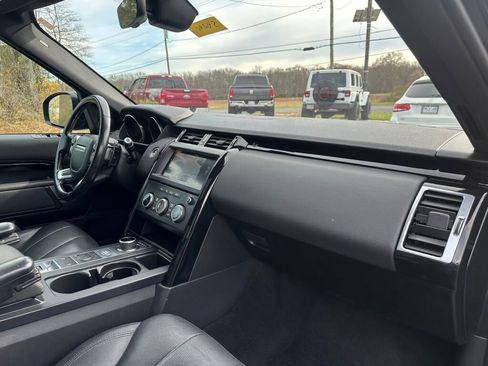 Used 2020 Land Rover Discovery SE image 30