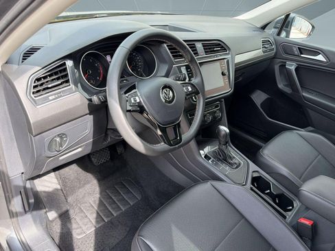 Used 2021 Volkswagen Tiguan SE w/ Panoramic Sunroof Package FWD image 4