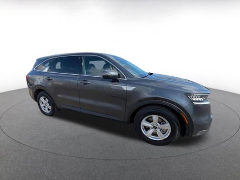 Used 2023 Kia Sorento LX FWD image 2