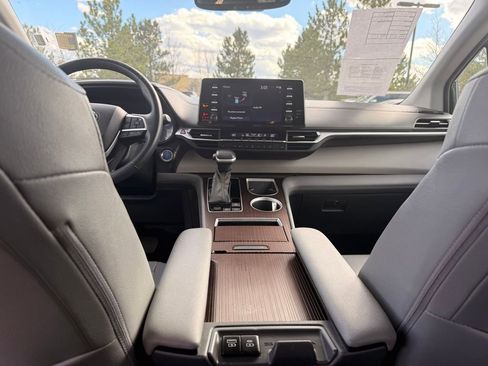 Used 2024 Toyota Sienna XLE image 22