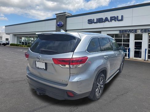 Used 2018 Toyota Highlander XLE AWD/4WD image 3