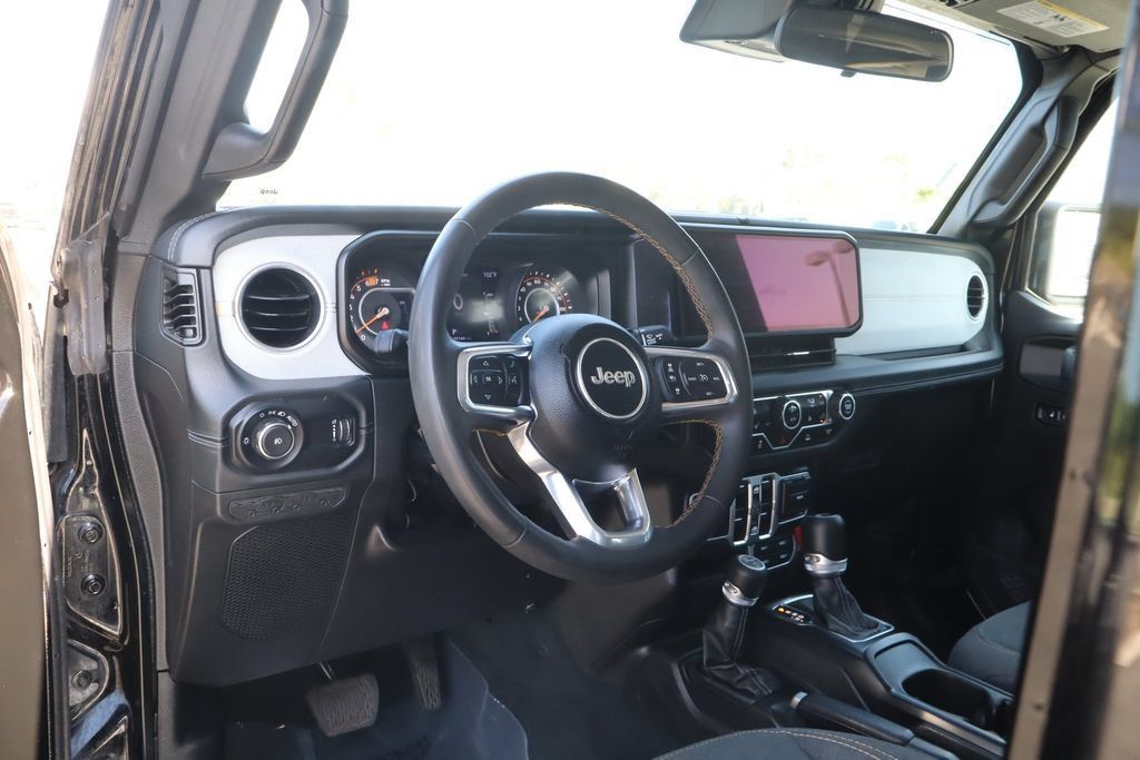 Used 2024 Jeep Wrangler Unlimited Sahara AWD/4WD image 18