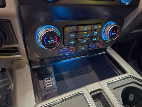 Used 2019 Ford F150 Lariat w/ Equipment Group 502A Luxury AWD/4WD image 32