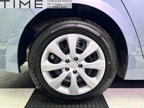 Used 2022 Toyota Corolla LE image 9