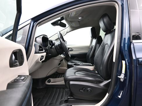 Used 2021 Chrysler Pacifica Touring-L FWD image 9