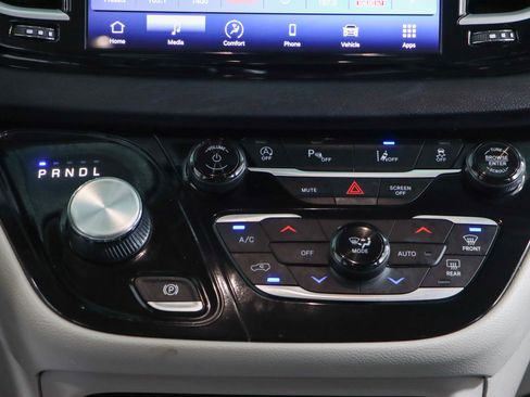 Used 2023 Chrysler Pacifica Touring-L FWD image 20