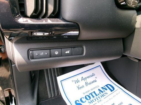 Used 2025 Nissan Pathfinder SV AWD/4WD image 16