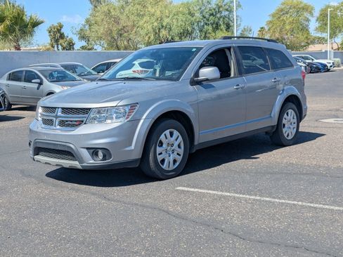 Used 2019 Dodge Journey SE w/ Connectivity Group FWD image 2