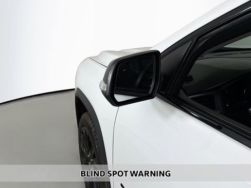 Used 2023 GMC Acadia SLE w/ Driver Convenience Package image 3