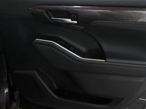 Used 2025 Toyota Highlander Platinum image 12