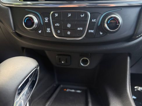 Used 2023 Chevrolet Traverse LT AWD/4WD image 19