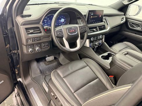 Used 2024 GMC Yukon SLT w/ SLT Luxury Package image 2